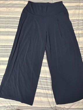 Women’s LuLulemon Palazzo  Pull-On Pants in Navy size 12 short